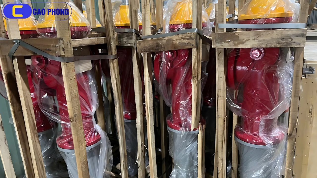 Trụ nổi chữa cháy 3 cửa BQP với 3 đầu nối linh hoạt dễ dàng triển khai trong công tác cứu hỏa