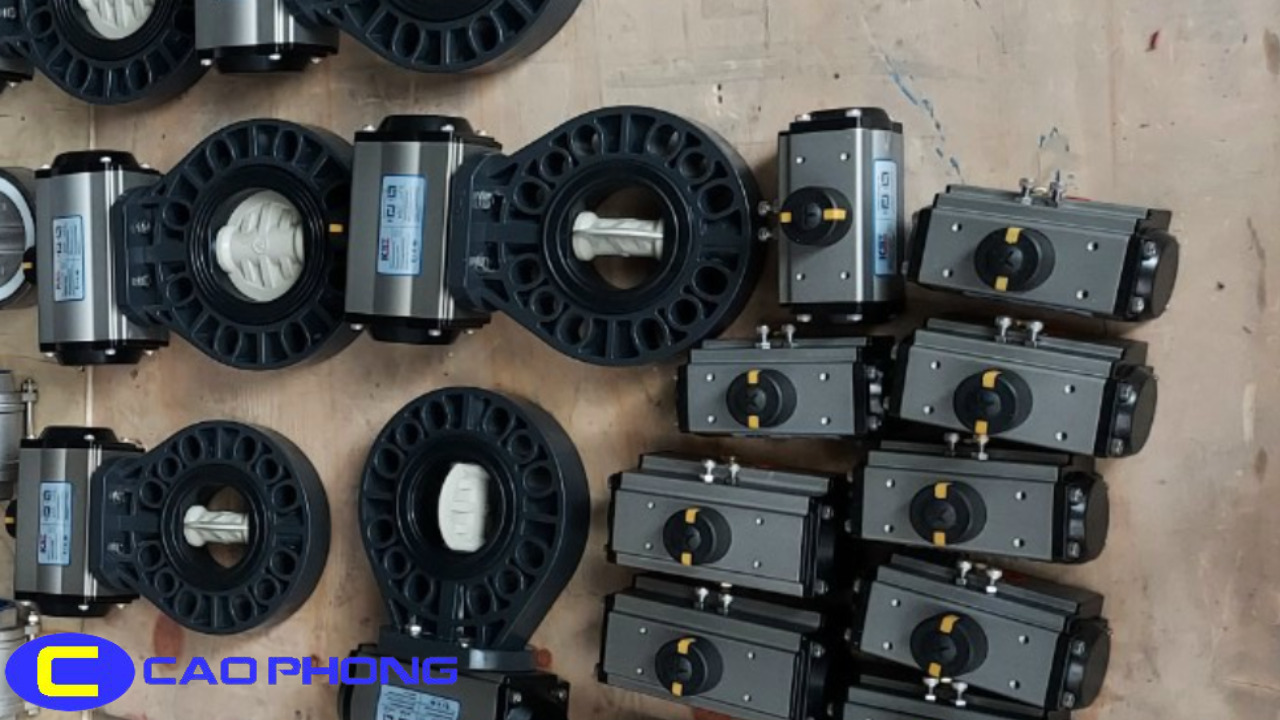 Van bướm nhựa UPVC kết hợp bộ điều khiển khí nén trong hệ thống xử lý hóa chất